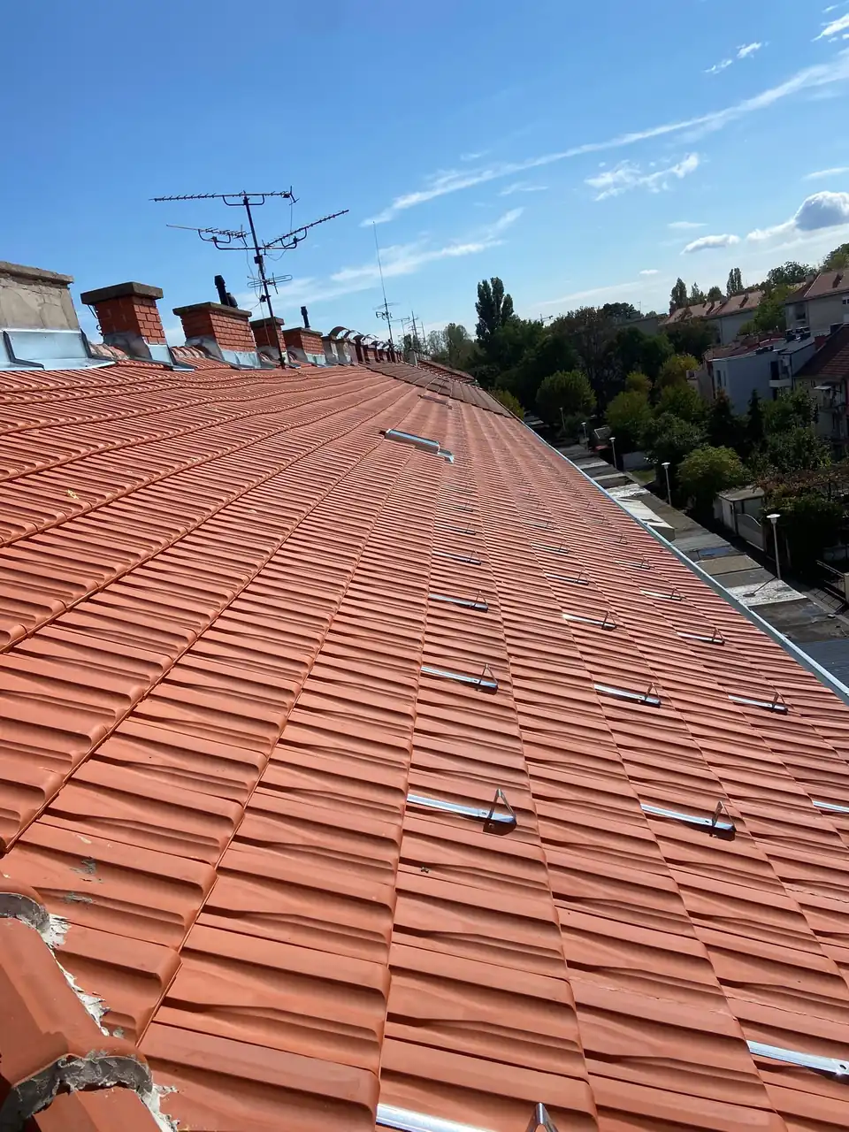 Obnovljeni krov stambene zgrade u Zagrebu, crijep i snjegobrani