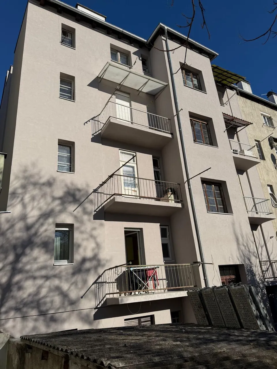 Završena fasada stambene zgrade, pogled odozdo prema krovu