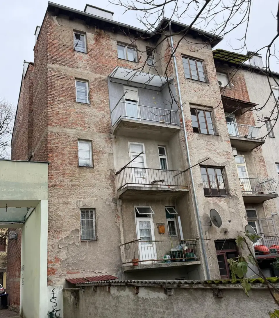 Dvorišno pročelje stambene zgrade u Zagrebu prije obnove, otpala žbuka i gola opeka